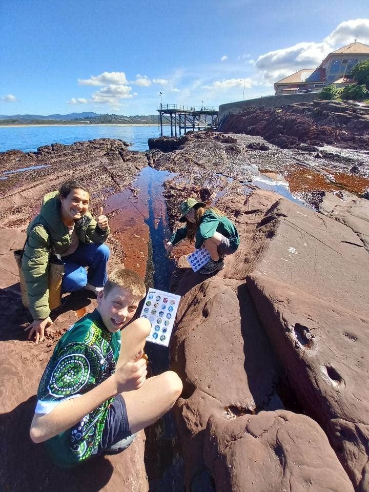 students with teacher at the Merimbula rock pools